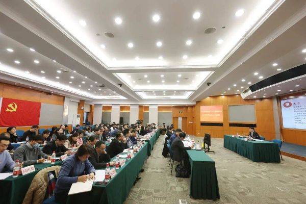 新时代焦点议题：研讨奋斗精神在社会进步中的关键作用和个人成长的举足轻重影响