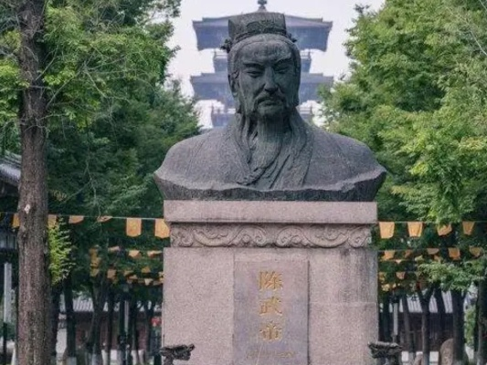 (陈霸先是什么人物)陈霸先在建康保卫战中英勇抵抗，谱写英雄壮举震撼人心