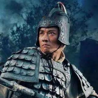 (战神吕布长什么样子)战神吕布和谁一个级别？刘备还是关羽，谁才是真正的对手？