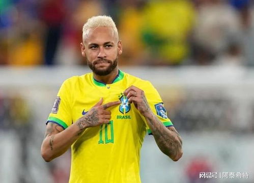 内马尔在街头踢球的才艺展示：巴西球星内马尔在街头足球比赛中惊艳表现