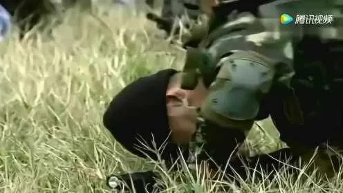 (狙击手解救人质现实视频)狙击手解救人质组训法：精准打击，快速行动，生死一瞬间。