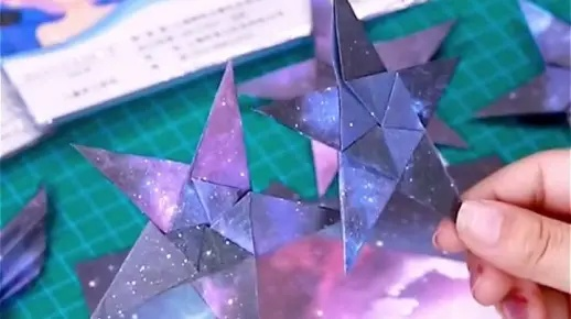 (用纸折流浪者)在无尽星空下，星际流浪纸艺师如何用纸片编织梦想与冒险