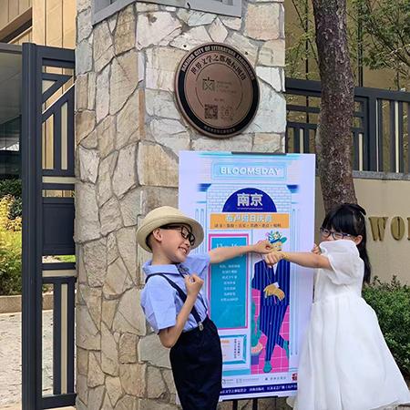 史诗奥德赛讲述的是一个关于智慧、忍耐与毅力的传奇故事，描绘了主人公奥德修斯在充满艰险与诱惑的旅途中不畏艰险，坚持自己理想与信念的精神。