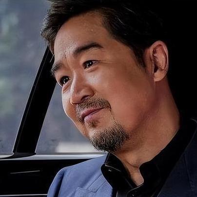 (虚荣心的定义和表现)探讨虚荣的意思：如何理解虚荣心在现代社会中的影响与表现