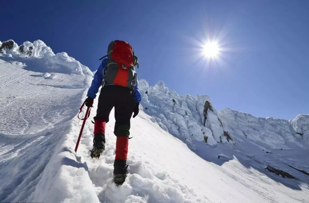 穿越风云直入云霄，勇闯险阻逐梦前行，超越自我探寻辉煌未来。